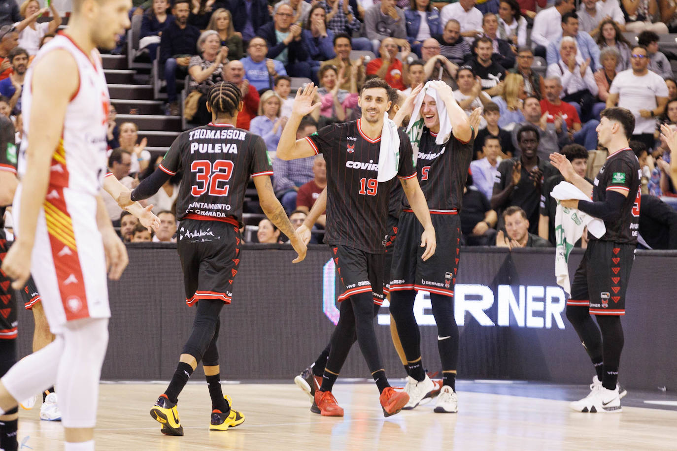 Pere Tomàs saluda a Joe Thomasson, que volverá a Granada como rival con el Lleida.