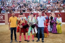 Los novilleros Julio Méndez e Iván Rejas, con sus trofeos