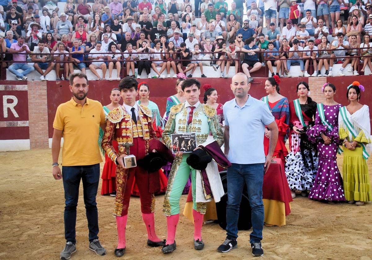 Los novilleros Julio Méndez e Iván Rejas, con sus trofeos