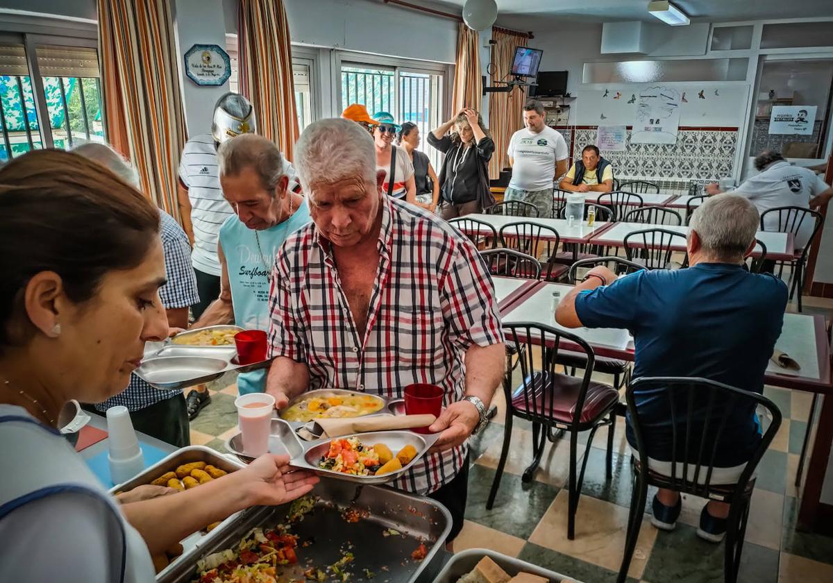 Hambre de agosto. El comedor social reparte el menú del día.