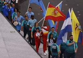 María Pérez portando la bandera española junto a Jordan Díaz en la clausura de los JJOO.