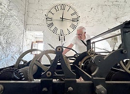 Francisco Latorre cuidando el reloj de la torre de la plaza de Andalucía en Úbeda.