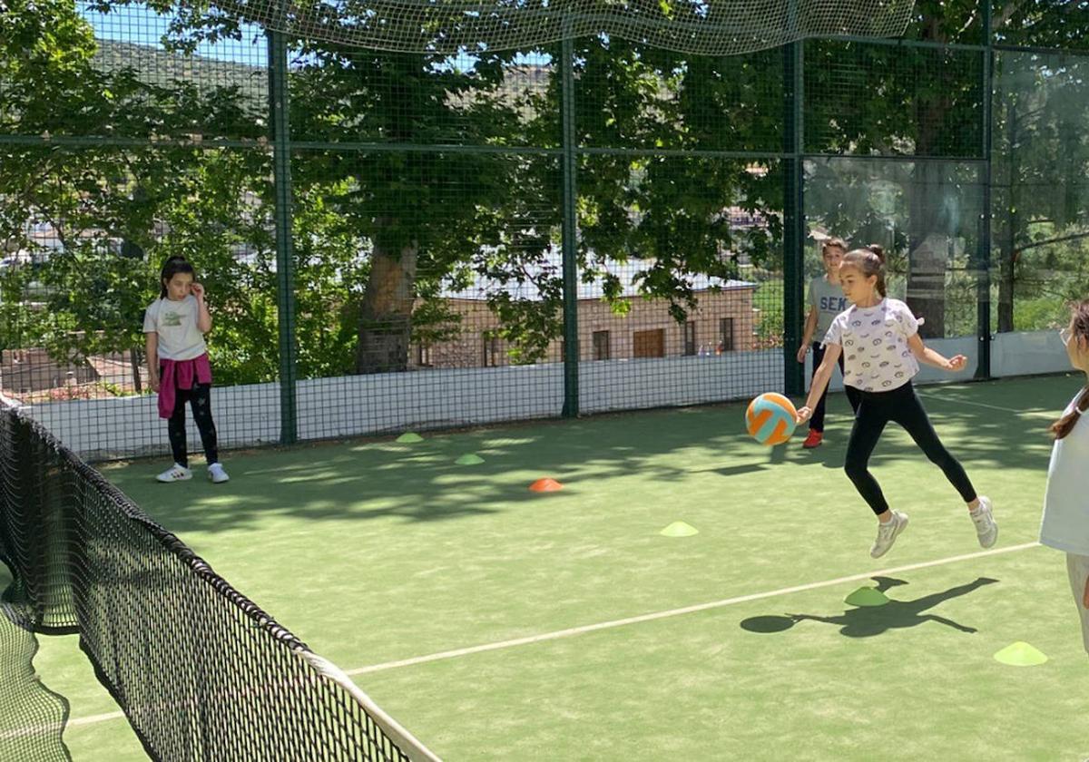 La pista es de pádel y el balón de voleibol en el 'pickpadvol'.