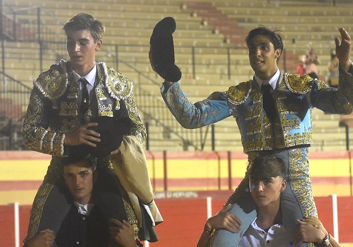 Jesús Cobo y Rafael Fandila, a hombros en Motril