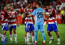 Los fichajes Loïc Williams y Rubén Sánchez felicitan a Fran Árbol tras detener el penalti en el trofeo de presentación.