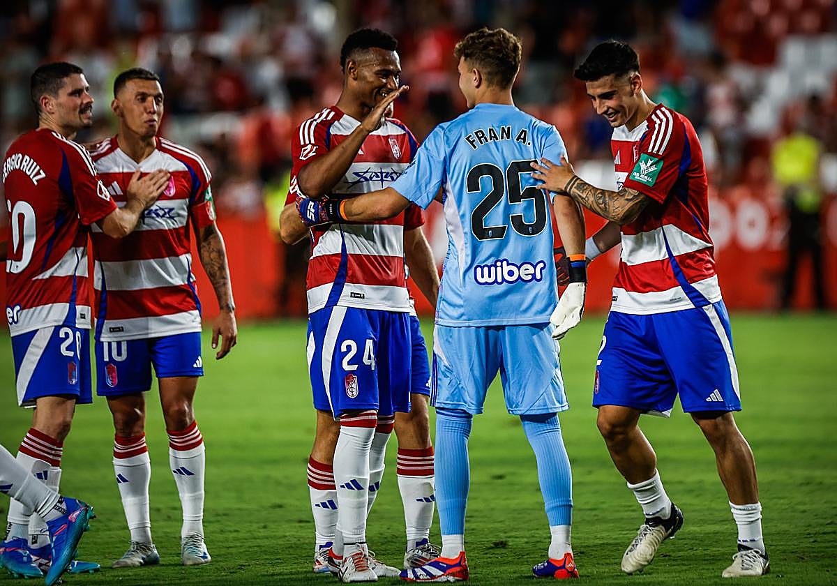 Los fichajes Loïc Williams y Rubén Sánchez felicitan a Fran Árbol tras detener el penalti en el trofeo de presentación.