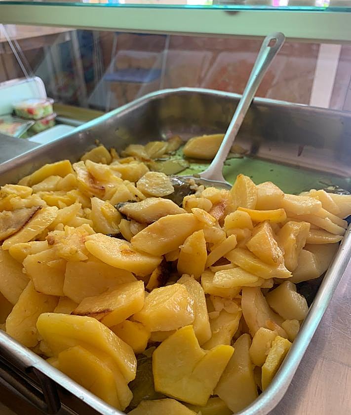 Imagen secundaria 2 - «Está riquísima»: la razón por la que estos pollos asados tienen colas en Granada