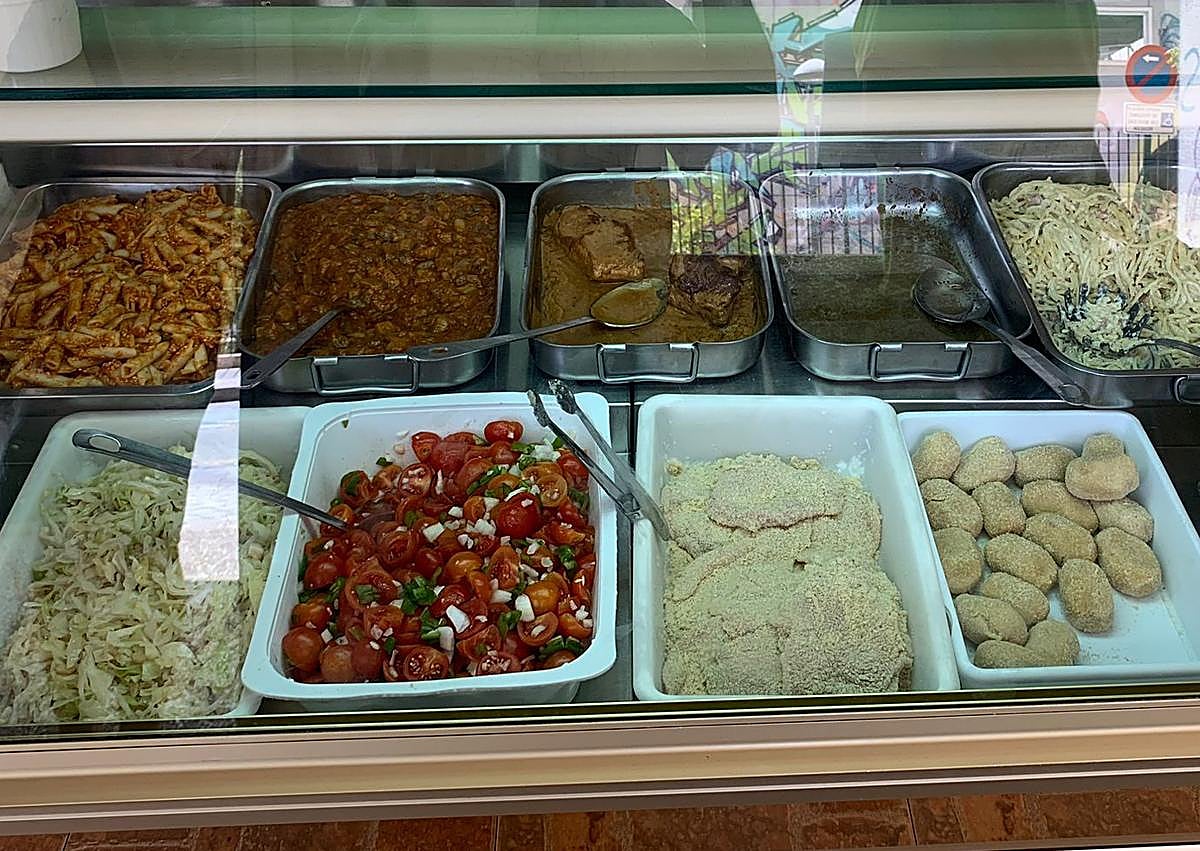 Imagen secundaria 1 - «Está riquísima»: la razón por la que estos pollos asados tienen colas en Granada