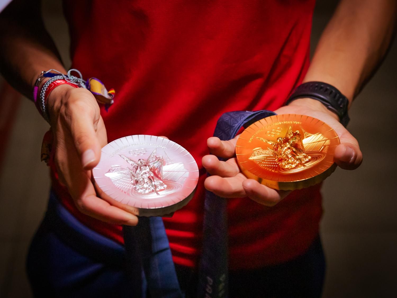 Las medallas olímpicas de plata y oro de María Pérez.