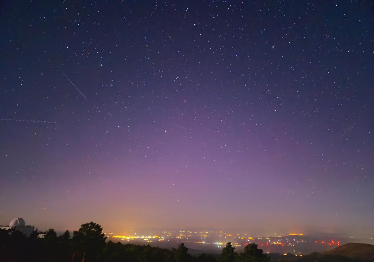 Imagen del cielo estrellado con la aurora boreal.