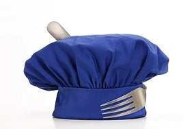 Un gorro de chef con un tenedor.