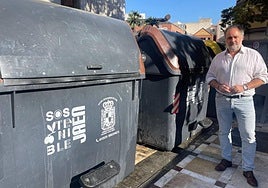 El concejal socialista Francisco Lechuga, junto a unos contenedores.