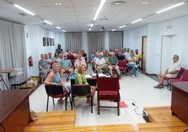 Reunión de la Plataforma Campiña Norte contra las megaplantas solares en el Ayuntamiento de Lopera.