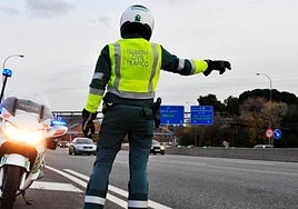 Imagen de archivo de un Guardia Civil en un control en la carretera