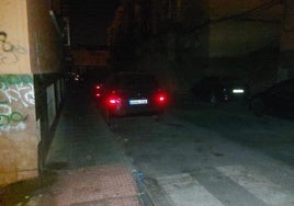 Una de las calles del barrio completamente a oscuras ante el apagón de luz.