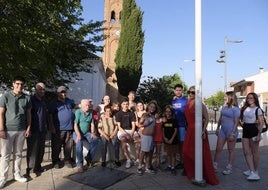 Vecinos en la puerta de la iglesia de Cogollos.