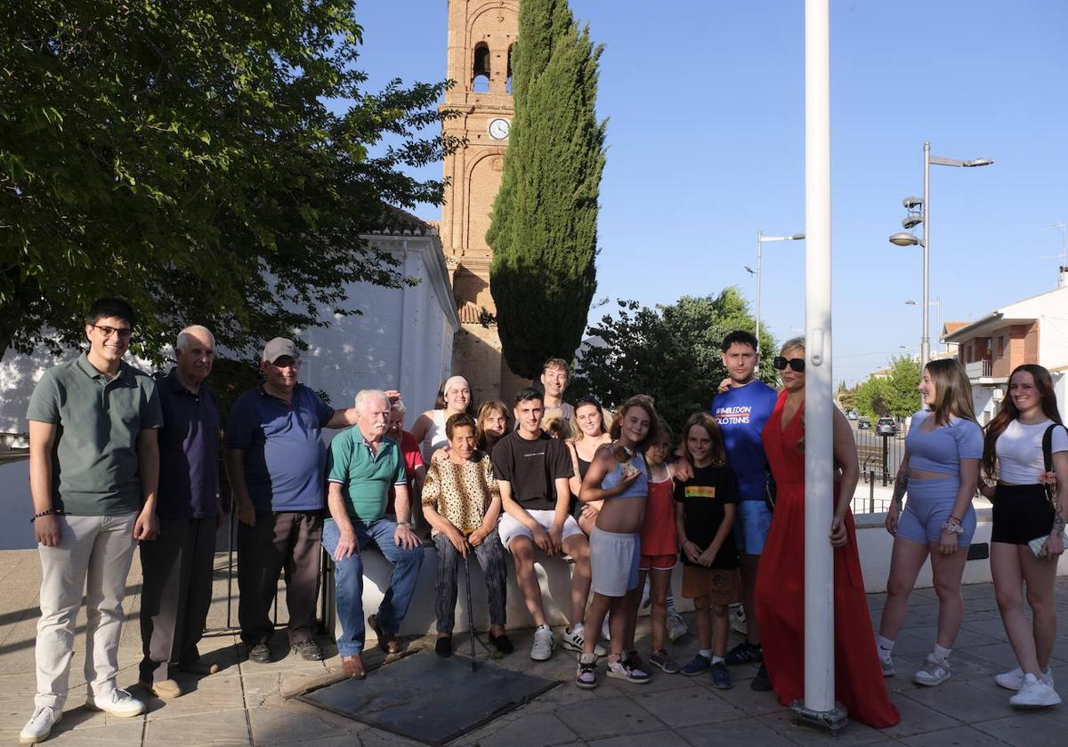 Vecinos en la puerta de la iglesia de Cogollos.