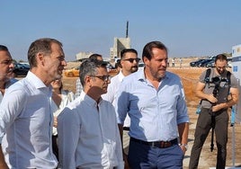 Los ministros Félix Bolaños y Óscar Puente, en el Barranco del Cebollero.