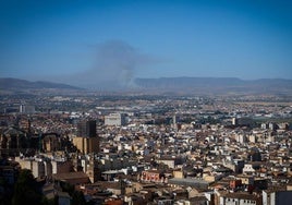 Vista del incendio de Padul desde el sur de la capital