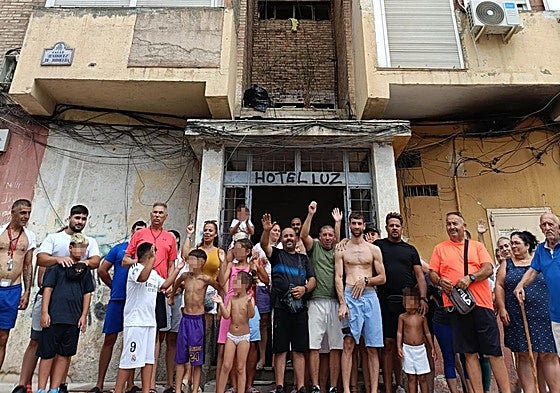 Vecinos del 'hotel Luz' protestan por el corte de electricidad en una de las entradas al edificio.