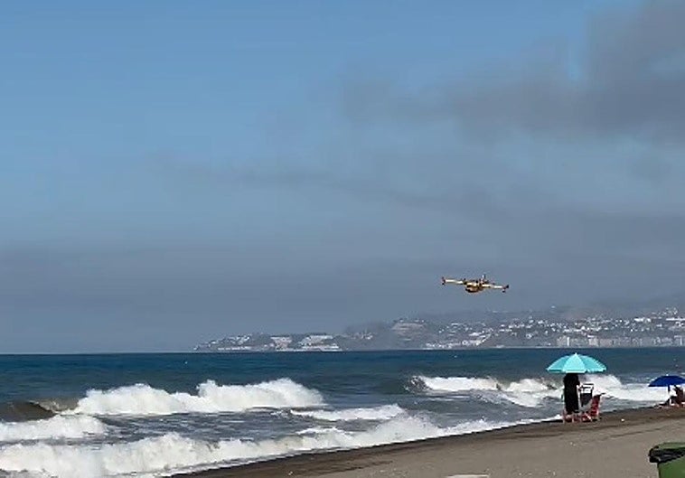 Avioneta del Infoca en la playa de Motril.