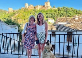 Katie con uno de sus perros y su madre, cuando vino a visitarla a Granada.