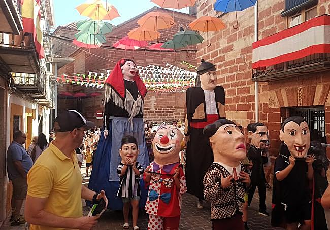 Desfile de gigantes y cabezudos en las fiestas de Vilches
