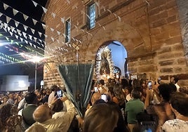 La Virgen del Castillo entrando en su templo