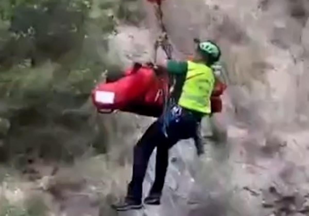 Un momento del delicado rescate.