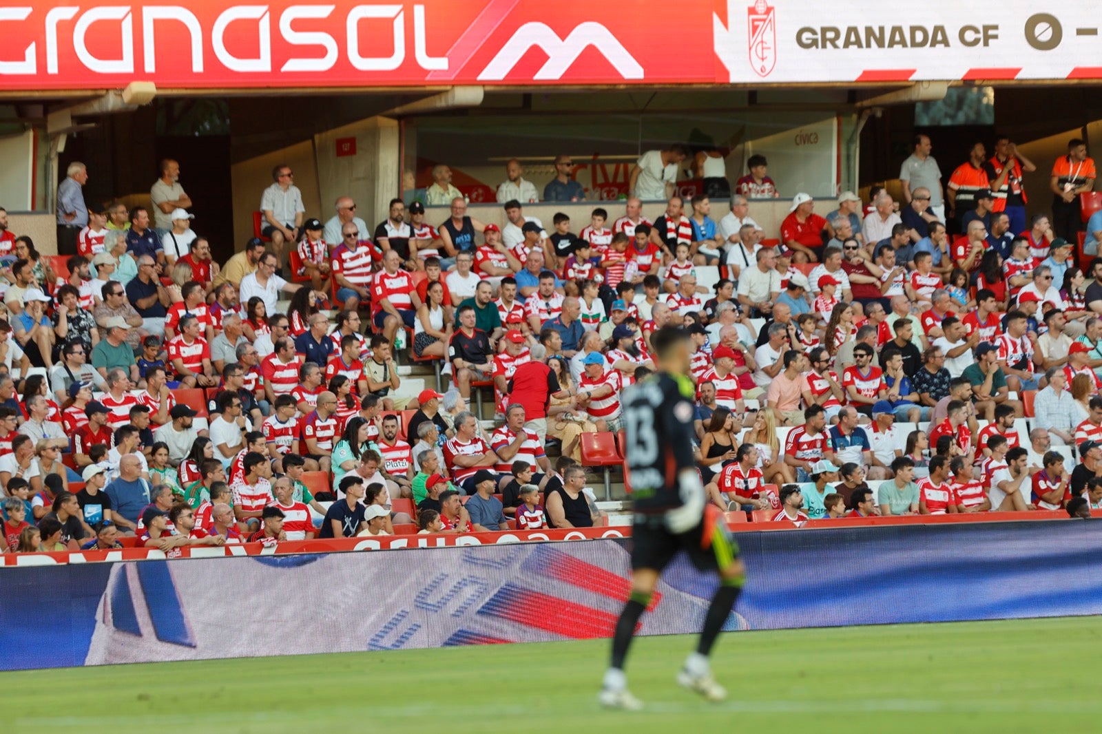 Encuéntrate en la grada durante el Granada-Albacete