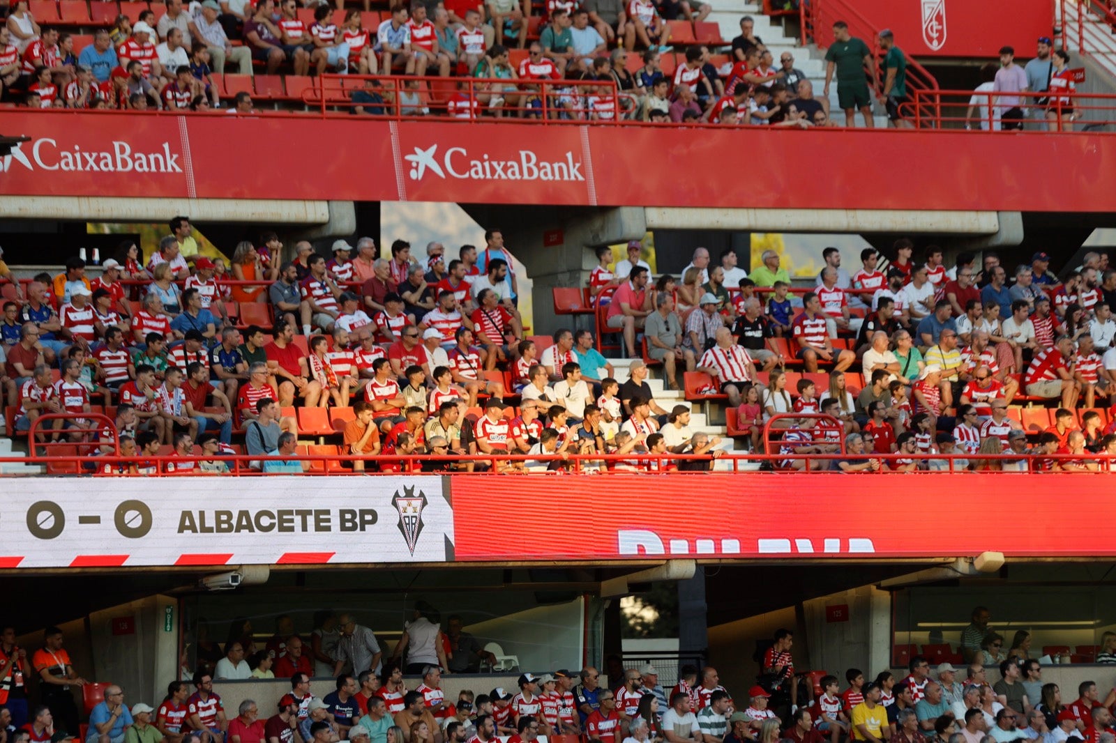 Encuéntrate en la grada durante el Granada-Albacete