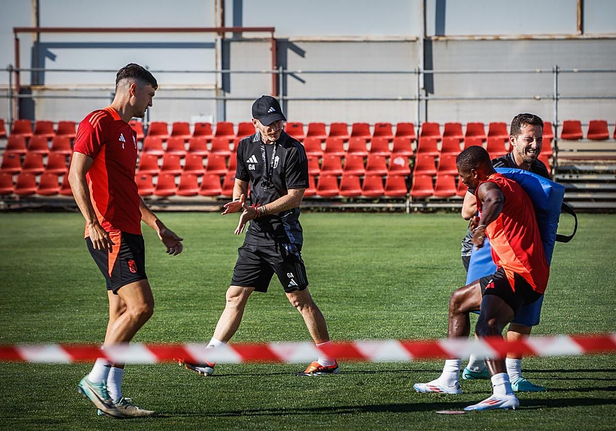 Guille Abascal aprieta a sus futbolistas durante el último entrenamiento del equipo.