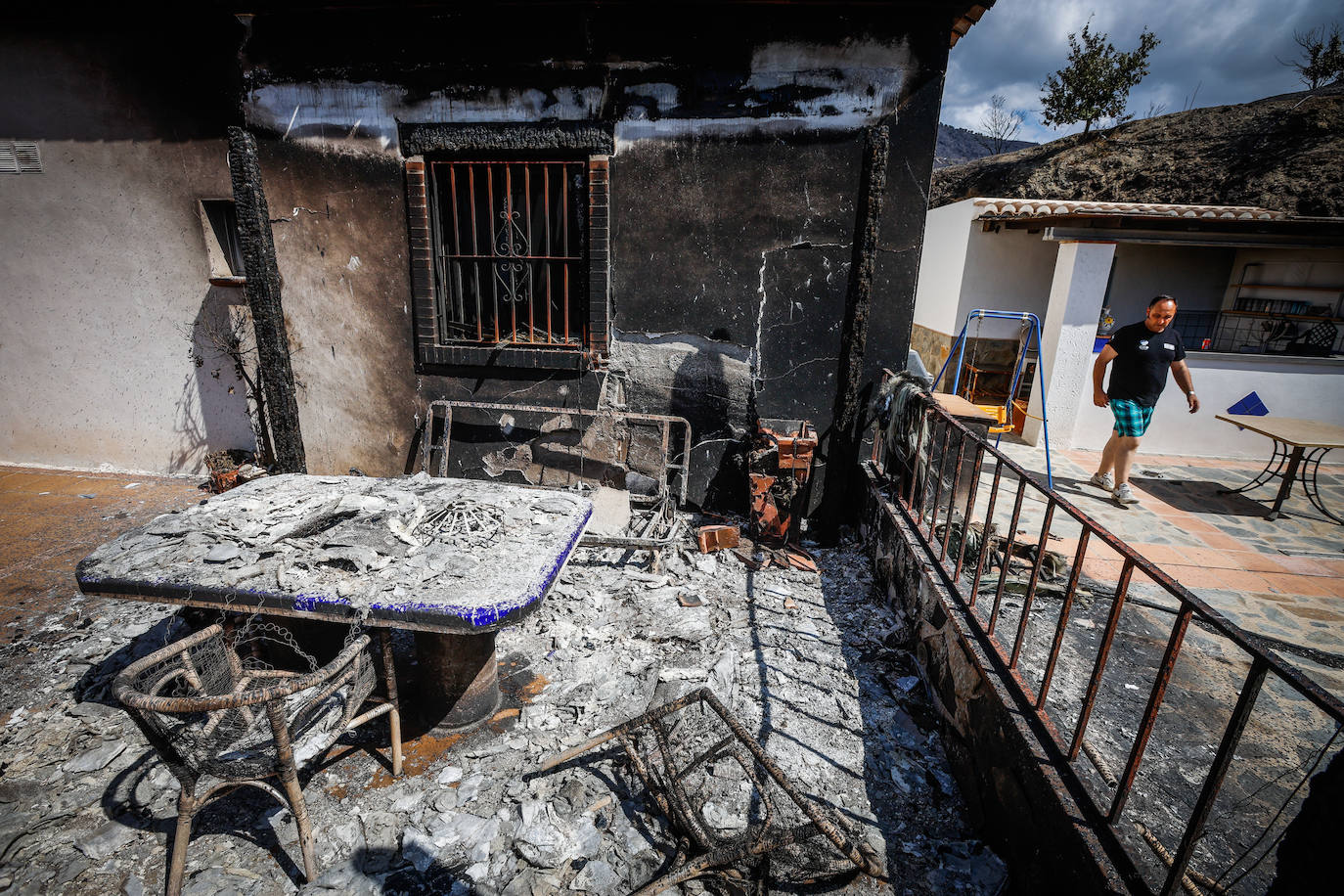 Cortijo arrasado por las llamas