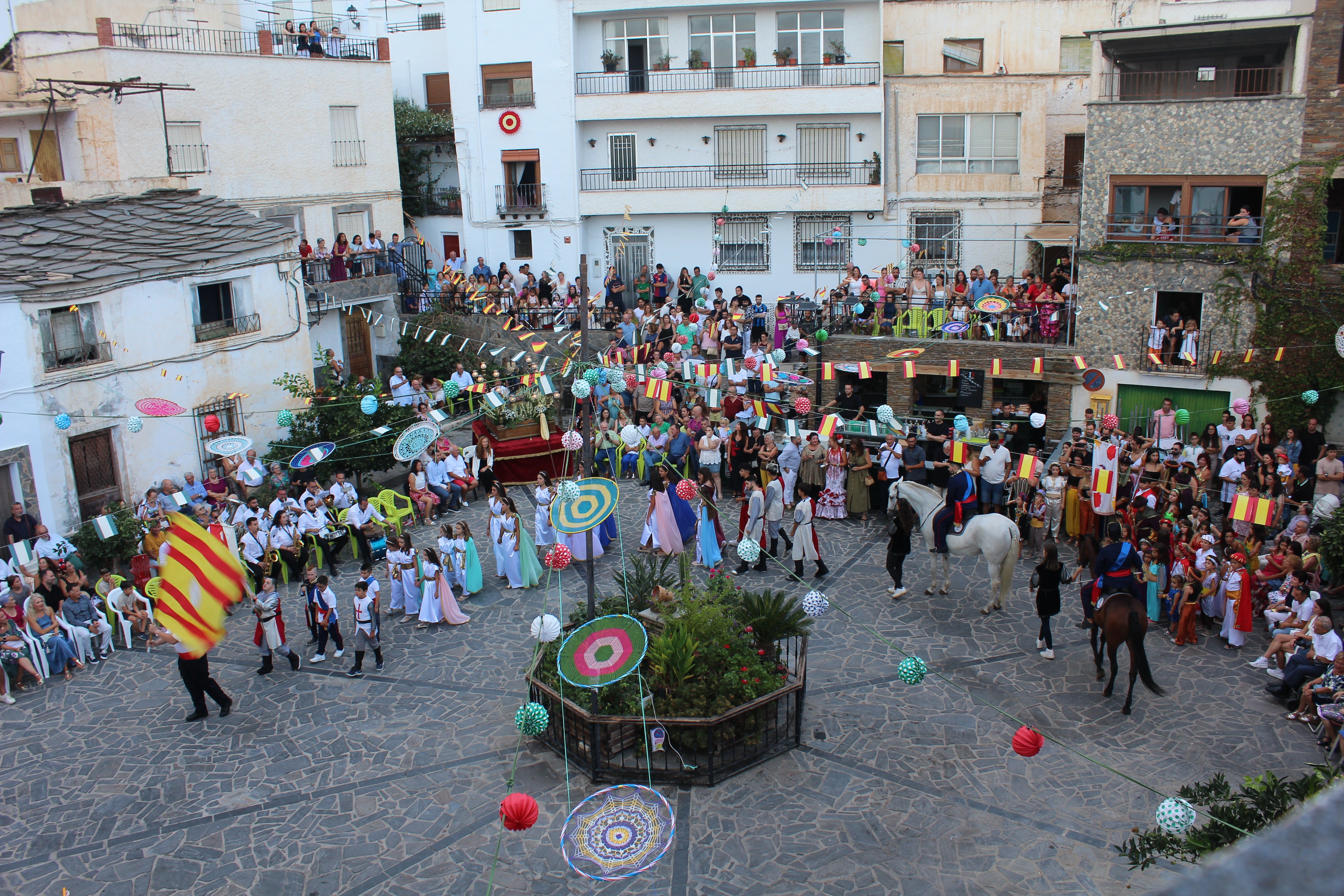 La plaza se vistió de gala para las representaciones de Moros y Cristianos en Velefique.