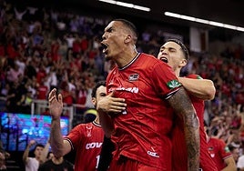 Jacob Wiley, sujetado por Scott Bamforth en plena furia tras una canasta.