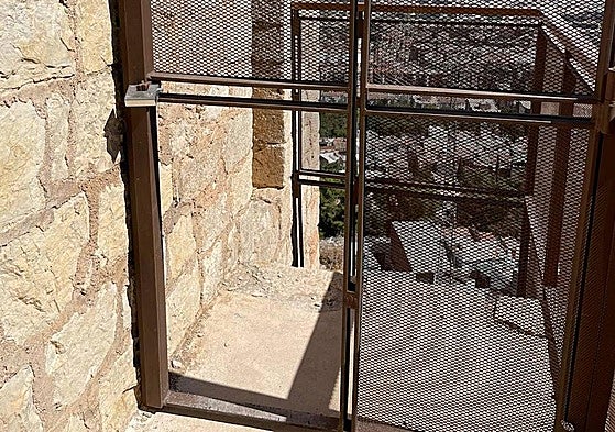Cancela rota que impedía por seguridad el acceso al torreón mirador de la Muralla Norte.