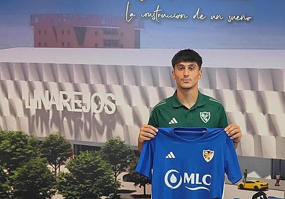 Israel García posa con la camiseta del Linares Deportivo en la presentación.