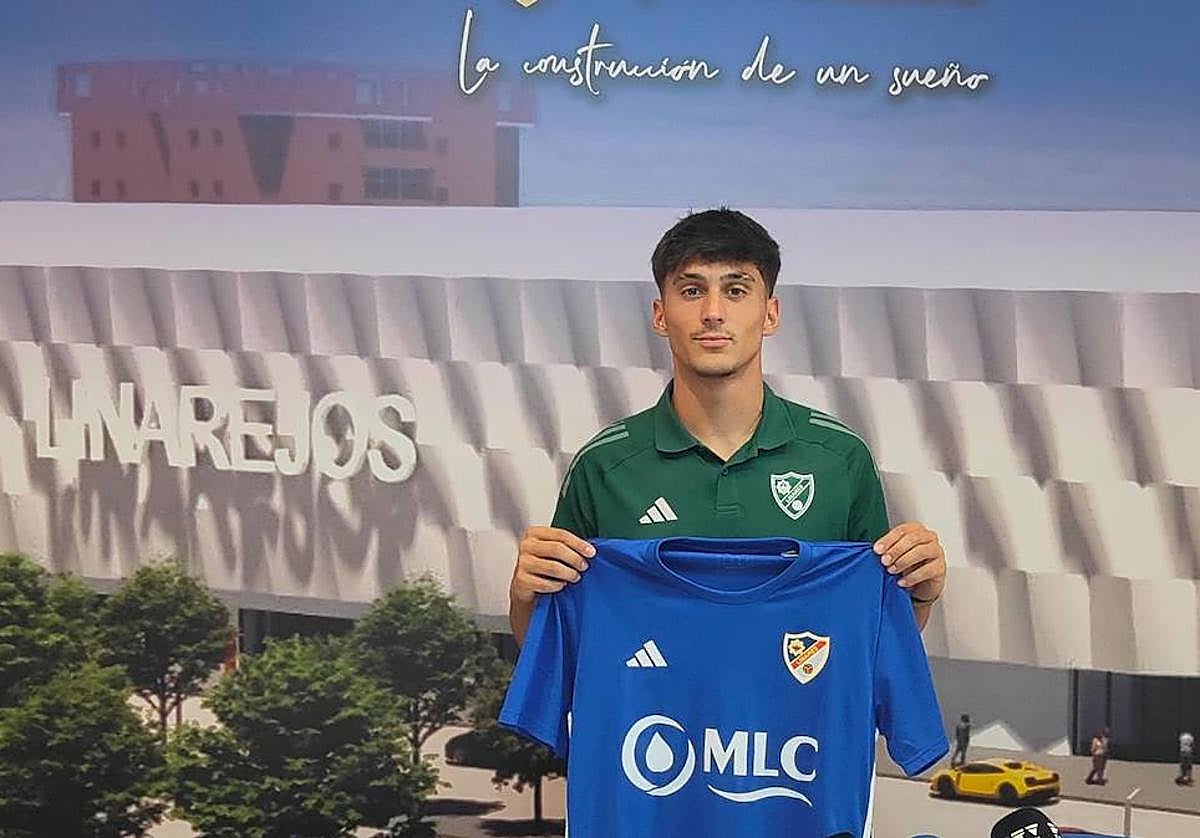 Israel García posa con la camiseta del Linares Deportivo en la presentación.
