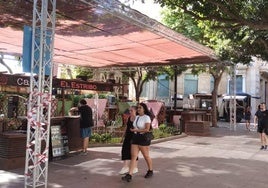 Uno de los ambigús del Paseo de Almería, en la tarde previa a la inaguración de la Feria.