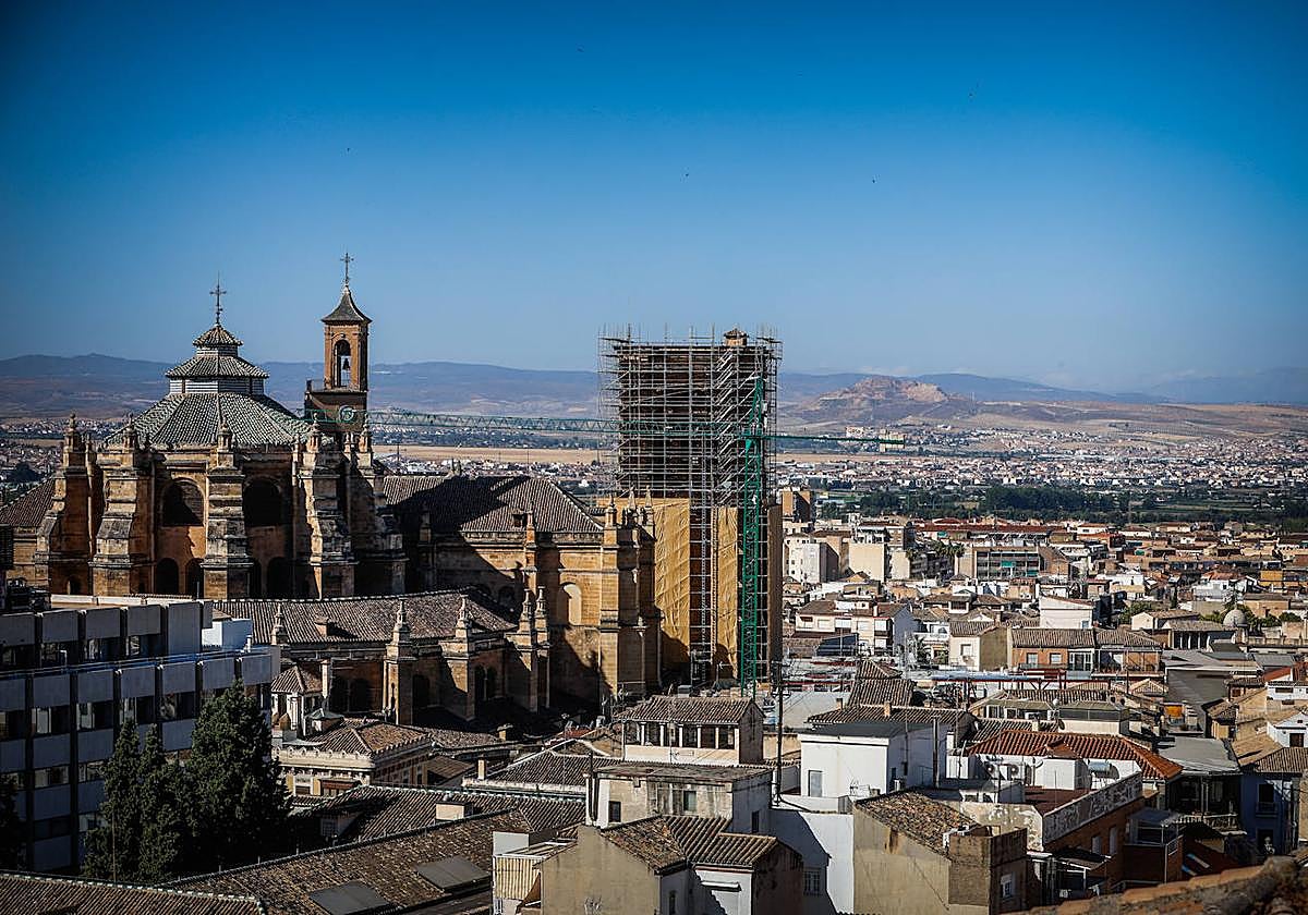 La torre de la Catedral está forrada de andamios por los cuatro flancos.