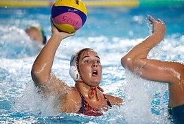 Paula Leitón durante un partido de waterpolo