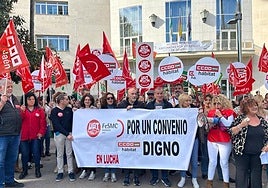 Concentración del sector de la limpieza ante la Subdelegación del Gobierno en Jaén