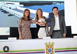 La consejera de Economía, Carolina España, con un representante de la empresa china Desay SV.