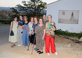 Vecinas junto a una de las imágenes que se pueden ver en las calles de Lopera