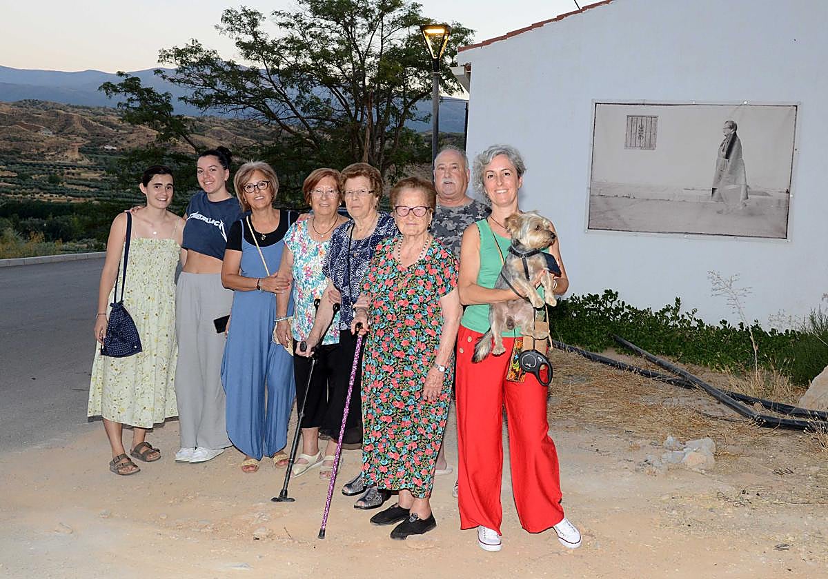 Vecinas junto a una de las imágenes que se pueden ver en las calles de Lopera