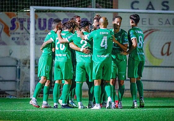 Celebración del tanto firmado por Carlos Fernández ante el Torreperogil.