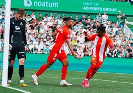 Luis Suárez y Ramazani celebran un gol que vale oro; Ezquieta lo lamenta,