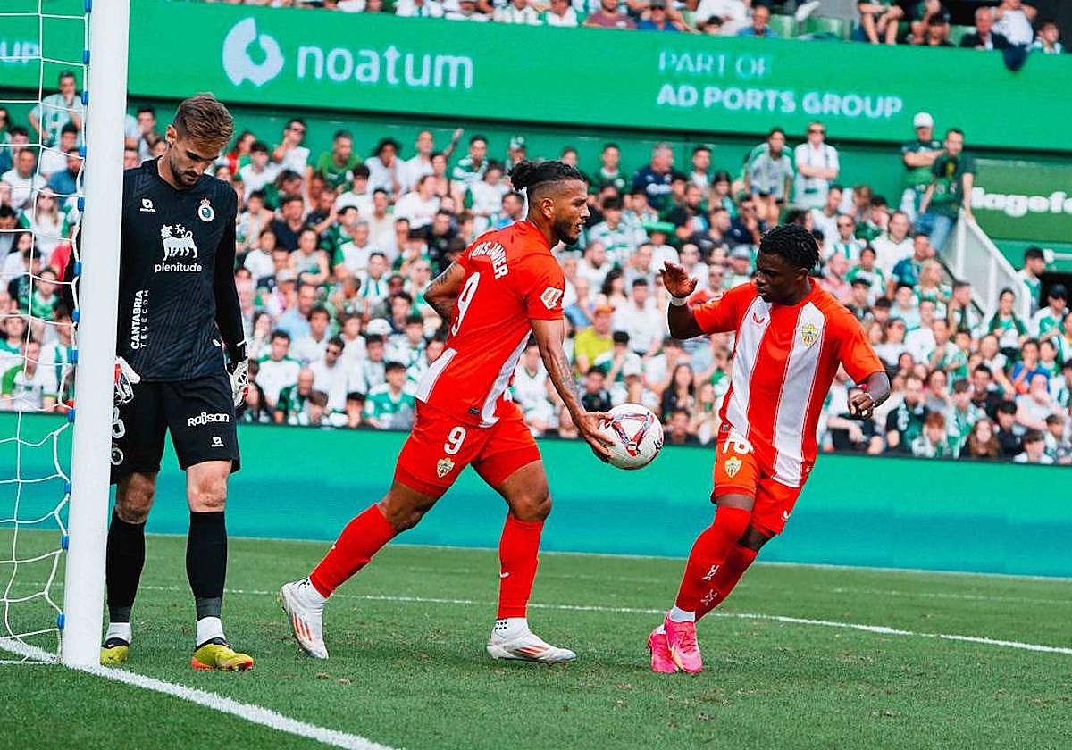 Luis Suárez y Ramazani celebran un gol que vale oro; Ezquieta lo lamenta,