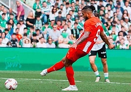 El exnazarí Luis Suárez marca de penalti.