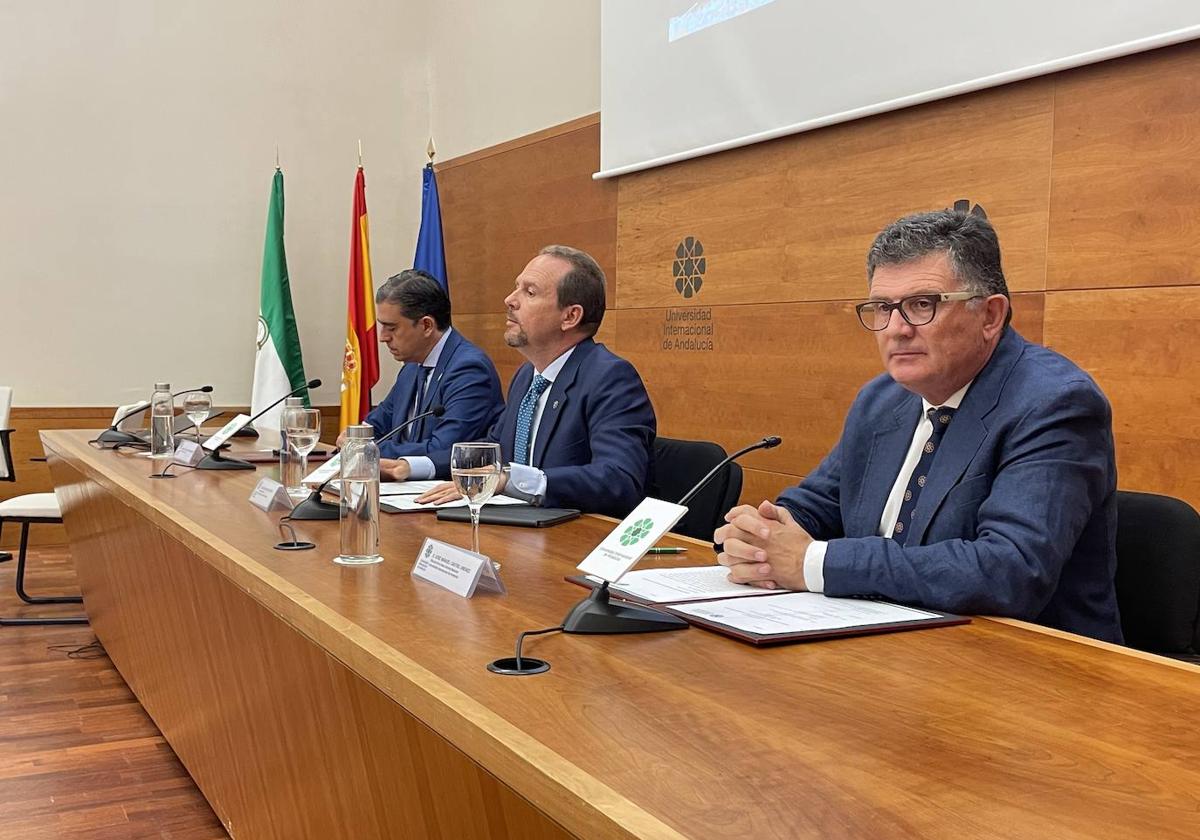 De izquierda a derecha, Pedro Cabrera, José Ignacio García y José Manuel Castro, en la inauguración de los cursos de verano.